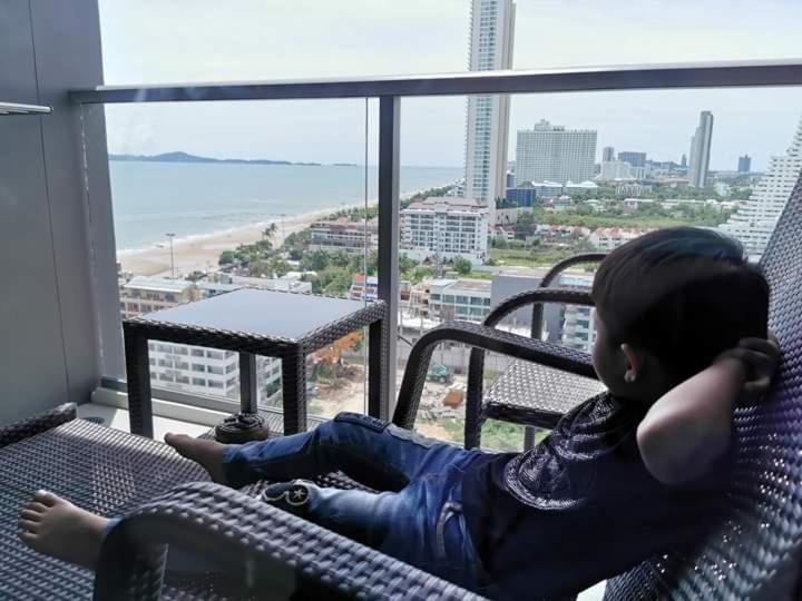 Kuno - 2Br, Beachfront Jomtien Bagian luar foto