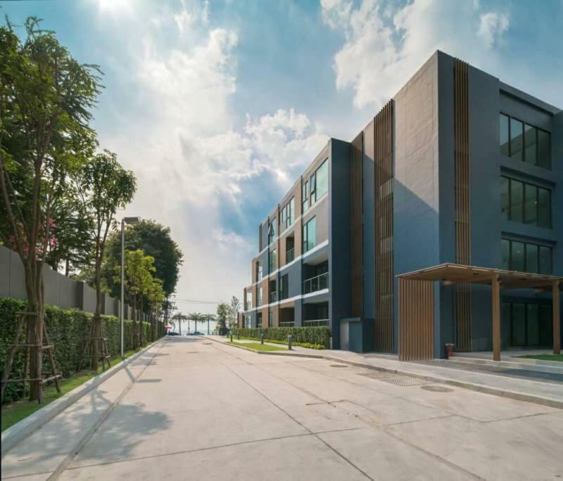 Kuno - 2Br, Beachfront Jomtien Bagian luar foto